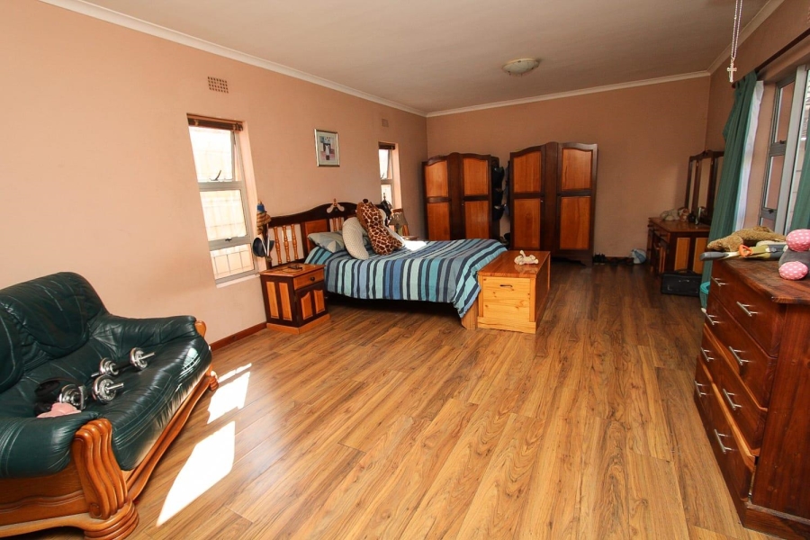4 Bedroom Property for Sale in London Village Western Cape